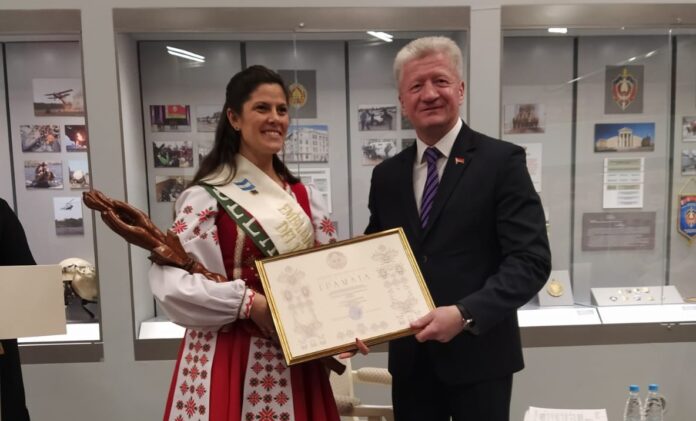 Irina Oslovsky recibió de las manos del Ministro de Cultura de la República de Belarús dos diplomas de honor como reconocimiento del trabajo del club Vostok de Berisso