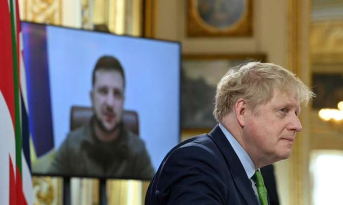 Boris Johnson fogonea la guerra en Ucrania con armas paraZelensk y por otro lado deporta refugiados ucranianos a Ruanda