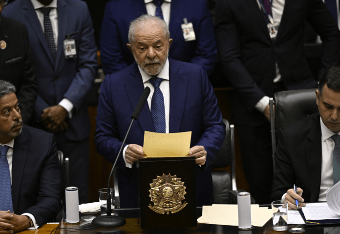 Luiz inácio Lula da Silva asumió su tercer mandato rodeado de miles de personas. En su primer discurso hizo una fuerte defensa del medioambiente y celebró la victoria de la democracia.